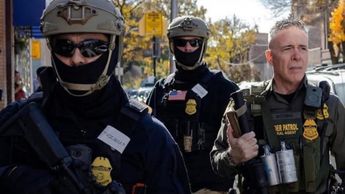 08_45_33_migrantes_detenidos_personal_ice_unidos_0_4_1200_758